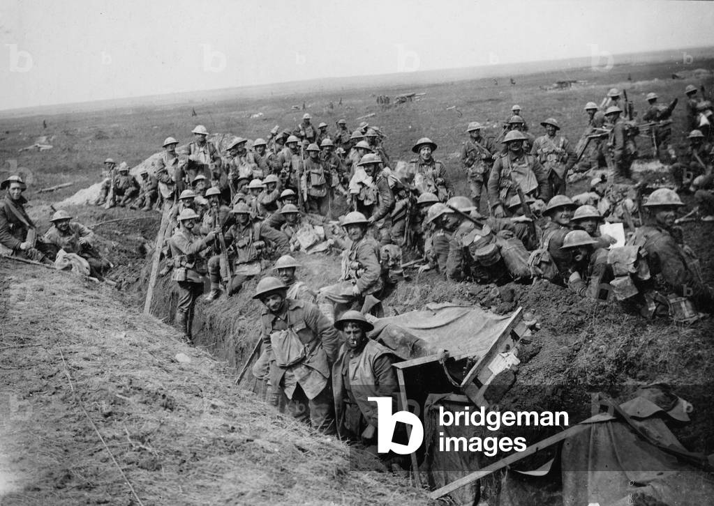 British troops occupy newly captured ground on the Western Front, 1916 circa (b/w photo)