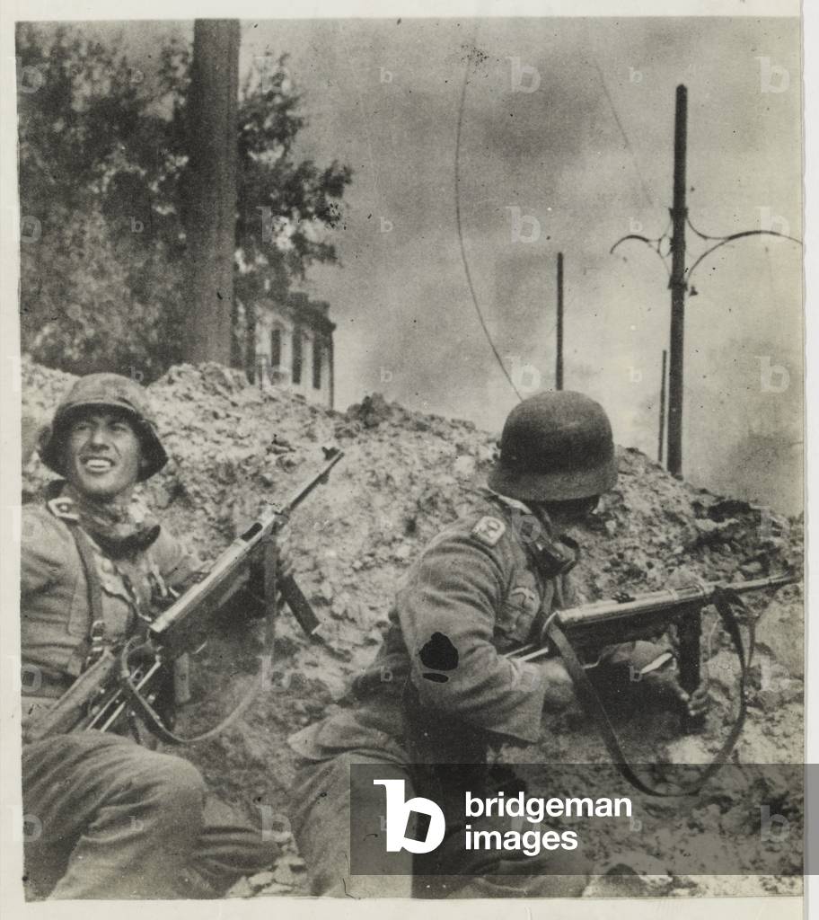 German infantry shelter in a crater during the bitter Stalingrad fighting, 1942 (b/w photo)