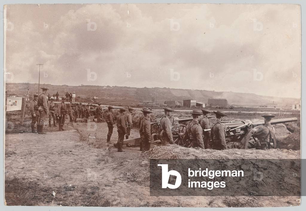 Men of the Naval Brigade manning 12-pounder guns, Natal, 1900 circa (b/w photo)
