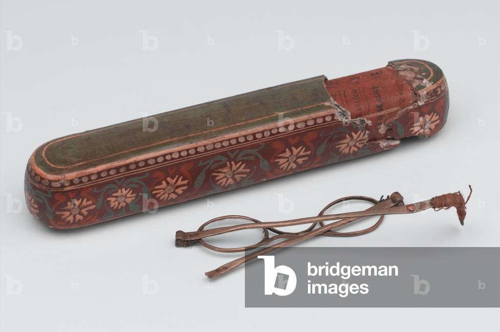 Afghan spectacles and case, 1879 circa (glass, wire and papier-mache)