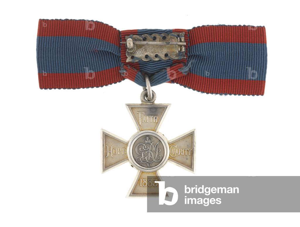 Royal Red Cross breast badge, 2nd Class, 1917 (metal & ribbon)