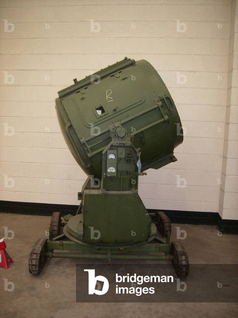 Searchlight projector, Mk 8, 1937, used by the Auxiliary Territorial Service (ATS) searchlight troop, 1943 circa