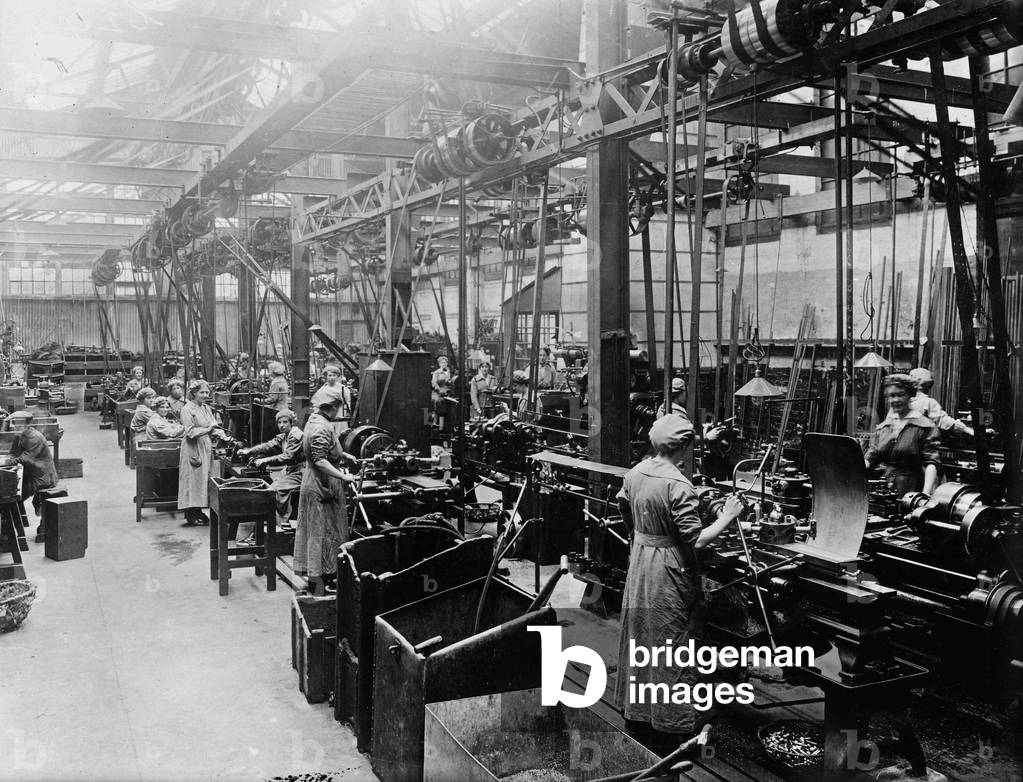 Women in a factory, 1916 circa (b/w photo)