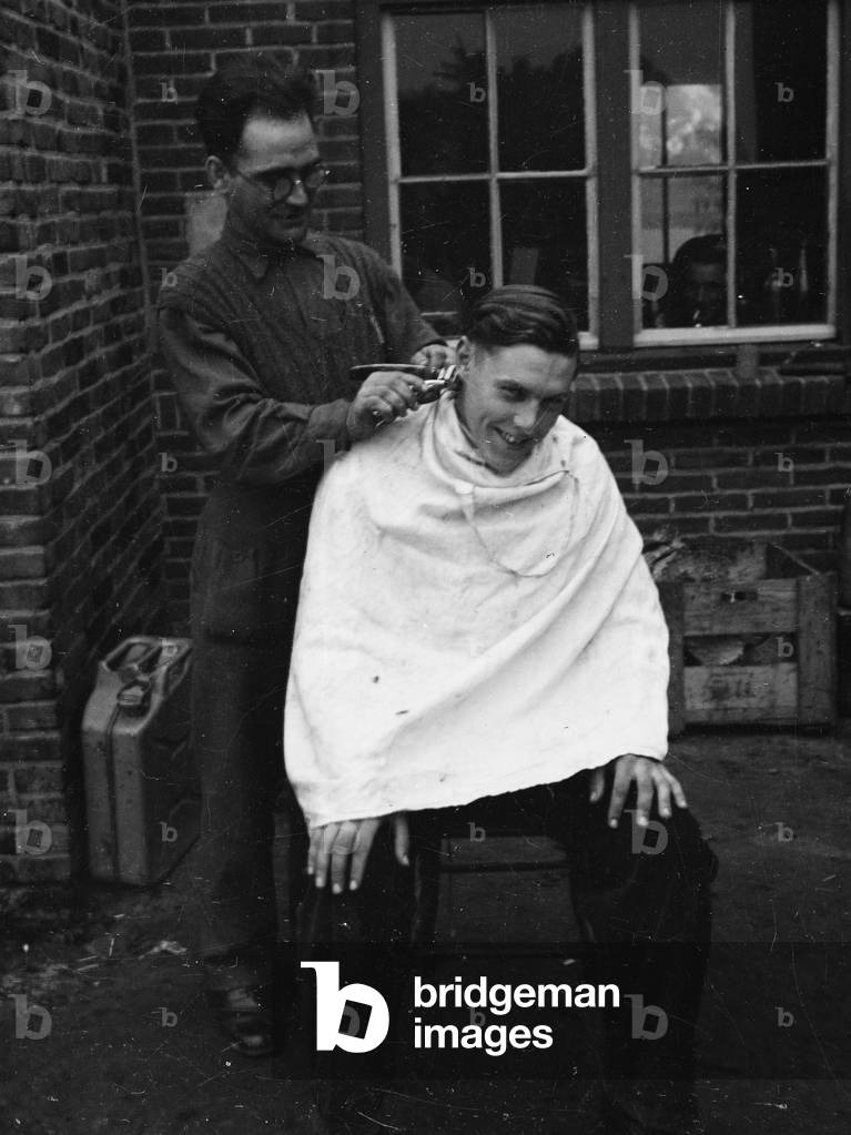 A trooper receives a haircut, 1944 circa (b/w photo)