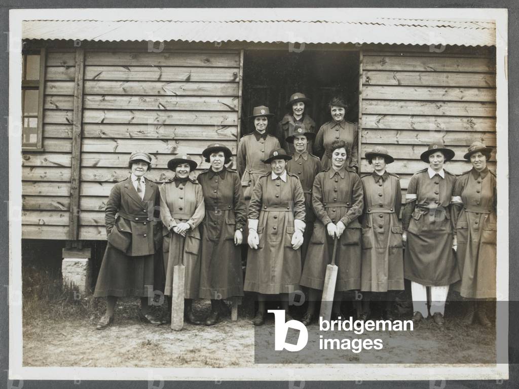 Womens Army Auxiliary Corps cricket team, 1917 circa (b/w photo)