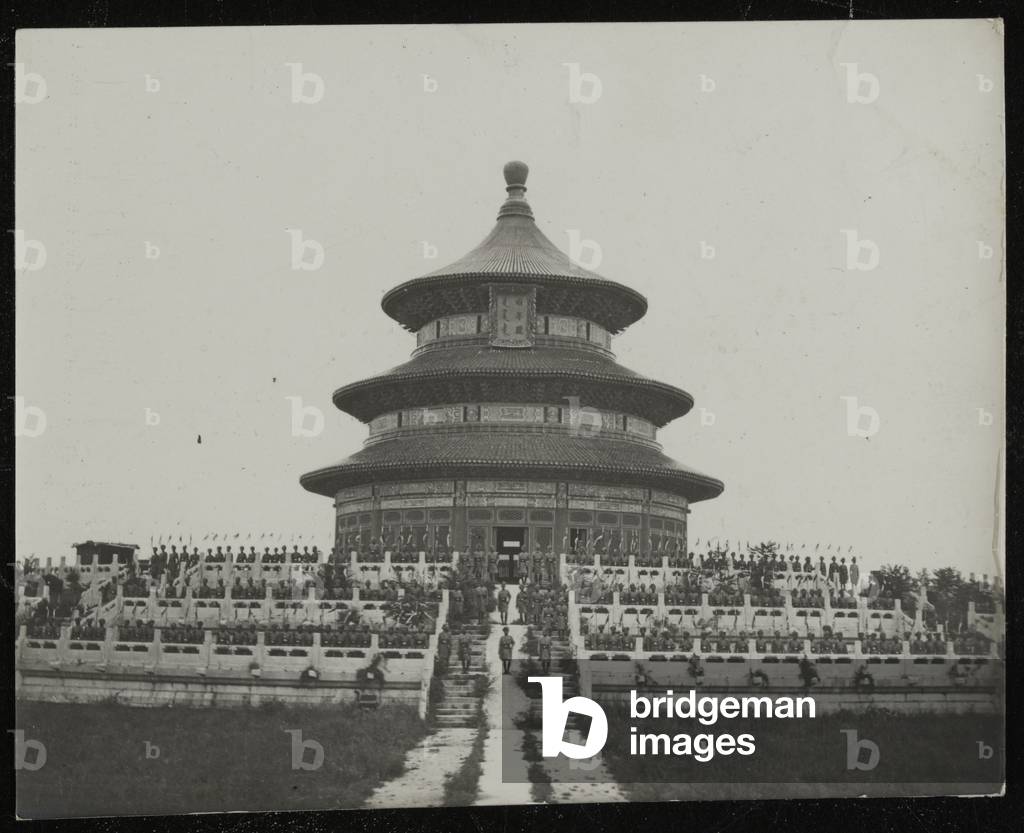 The Altar of the Sun in the Temple of Heaven, Peking (Beijing), ringed with men of the 16th Bengal Lancers, 1900 (b/w photo)
