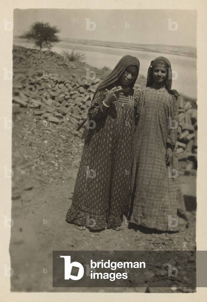 Two Egyptian girls, 1916 (b/w photo)