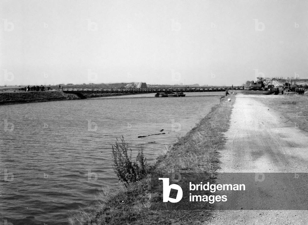 Class 40 bridge of the Gheel bridgehead over the Albert Canal, 1944 (b/w photo)