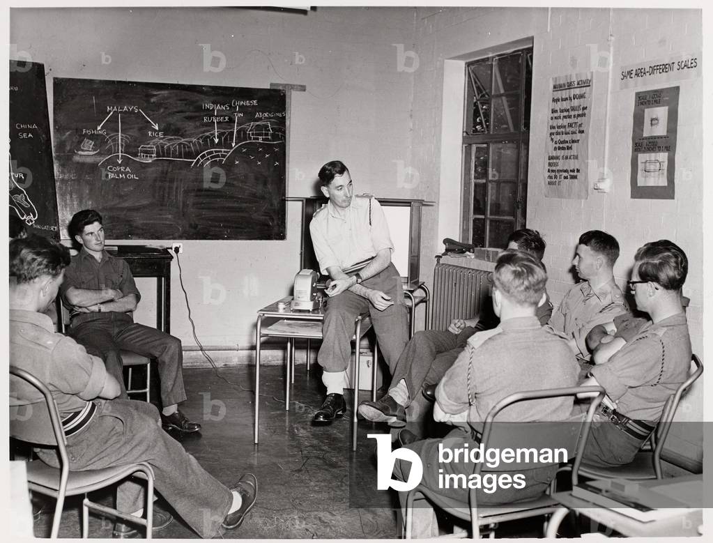 A Royal Army Education Corps officer instructs soldiers, 1955 circa (b/w photo)