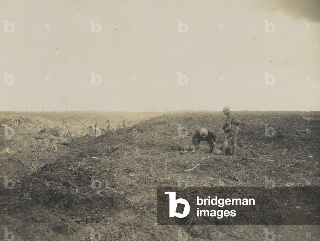Two men attending to a wounded comrade on Vimy Ridge, 1915018 (b/w photo)