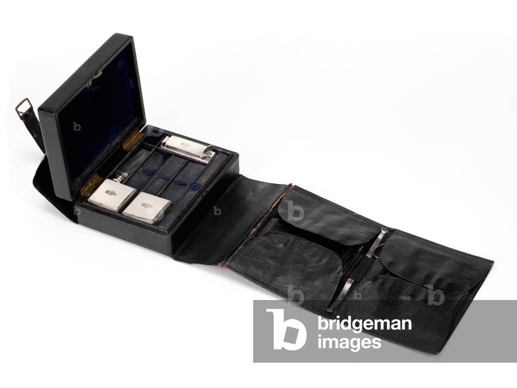 Campaign dressing case (leather)