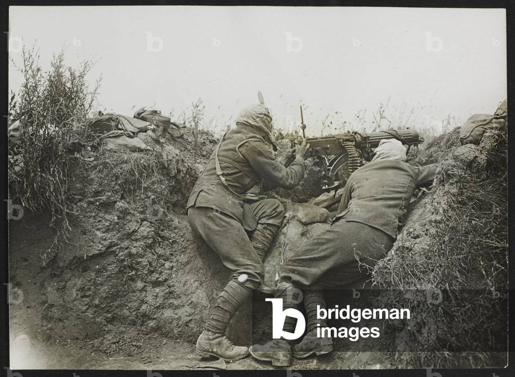 Vickers machine gun team in gas masks, near Ovilliers on the Somme, July 1916 (b/w photo)