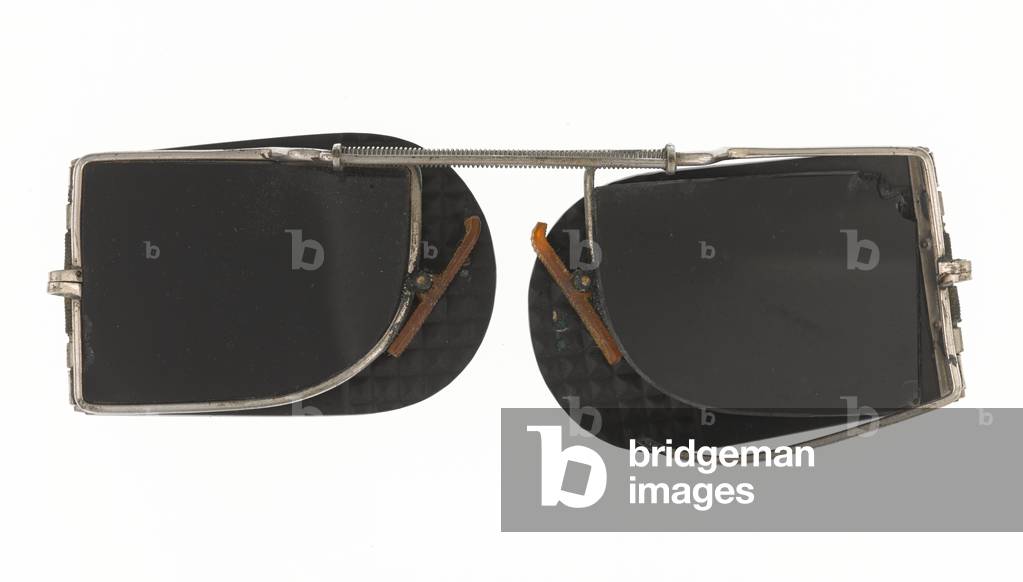Sunglasses owned by Captain Charles Fordyce, 2nd Battalion The Seaforth Highlanders (Ross-Shire Buffs, The Duke of Albany's), 1914 circa