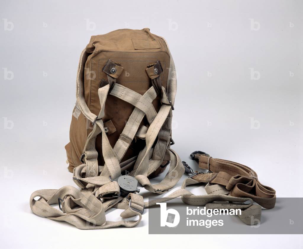 Type X Mk 2 Parachute pack, 1944 circa (silk, cotton or nylon)