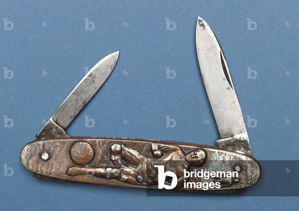 Penknife with a football design (metal)