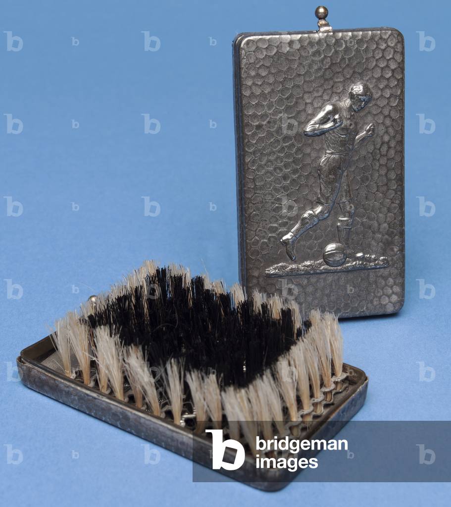 Folding hairbrush with a footballer design (metal)