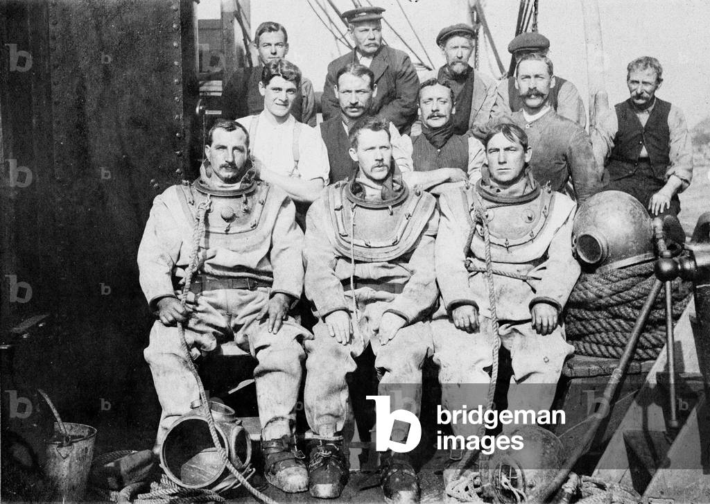 Photograph of Divers (b/w photo)