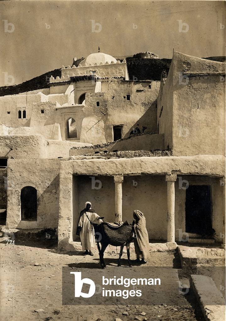 Vista di una strada in un villaggio in Marocco. fotografia inizio XX secolo.