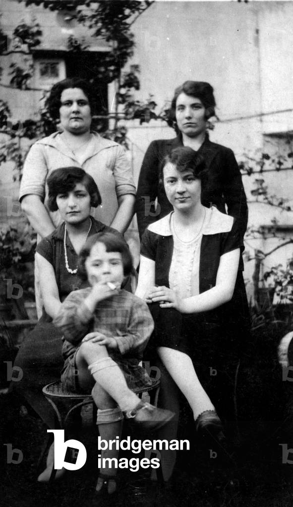 Image of Portrait de femmes et d'une enfant fumant une cigarette. France,