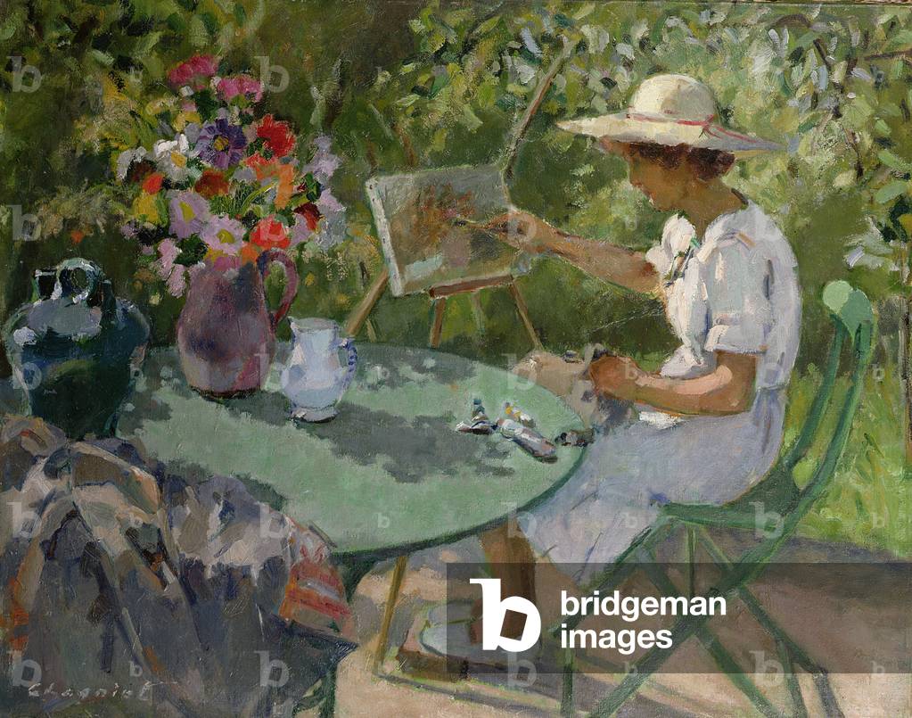 Dame malt in ihrem Garten