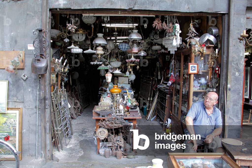 Antique street market in Palermo, Sicily (photo)