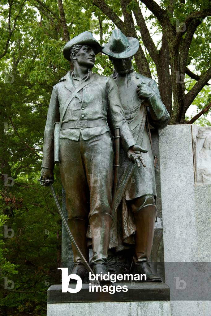 Bronze figures on The Confederate Memorial on the The Civil War battlefield at Shiloh in Tennessee (photo)