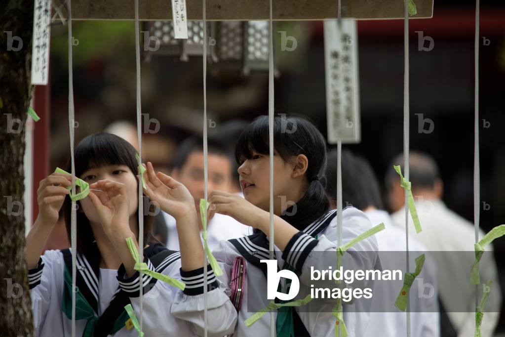 Japanese girls leaving messages (photo)