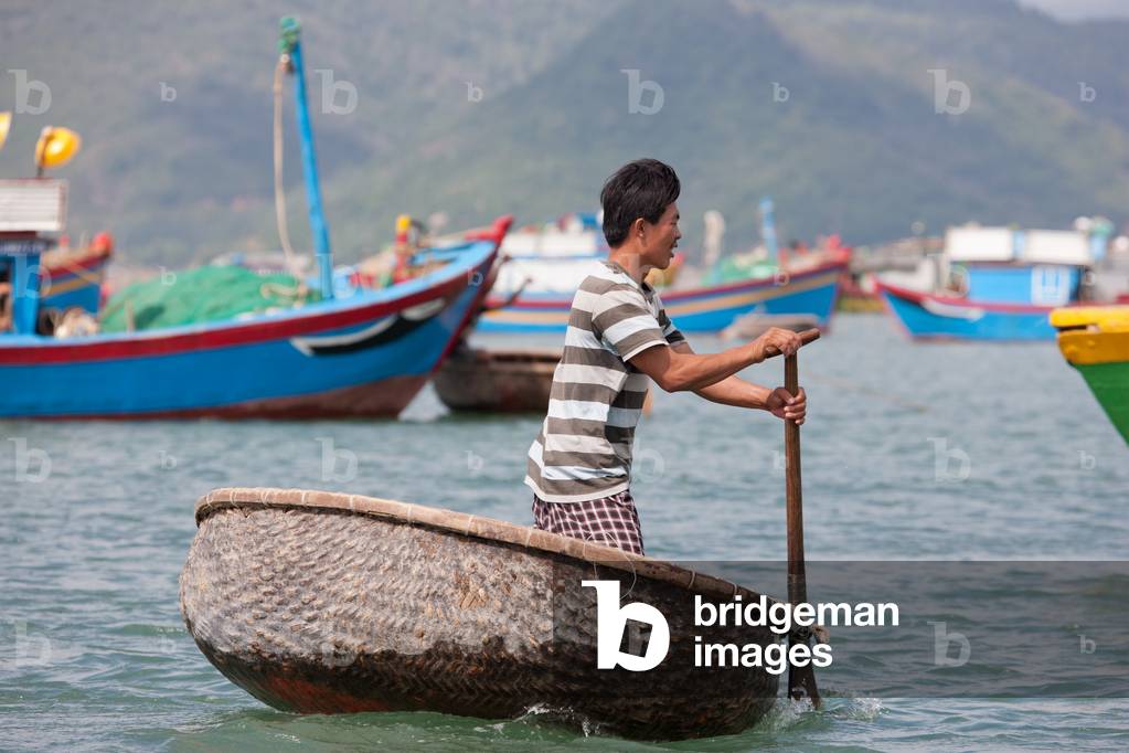 Coracle style fishing boat in Baie du Cumon, Vietnam (photo)