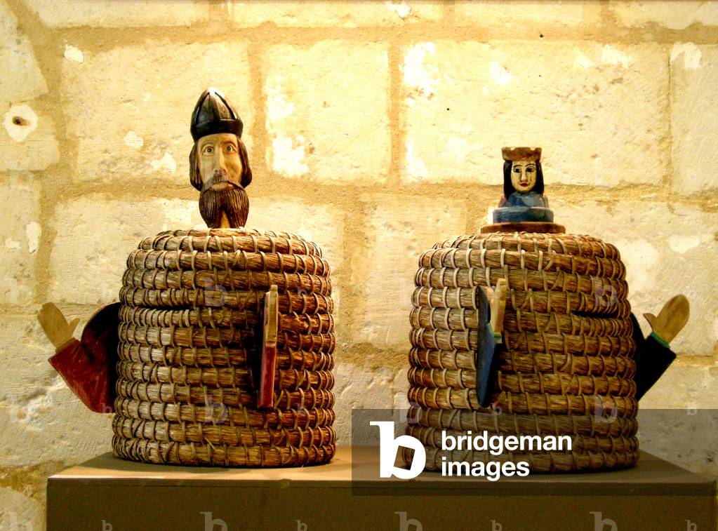 Beehives with a bishop and a queen (reeds & wood)