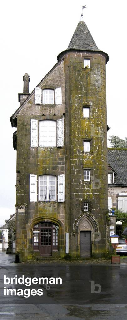 View of a 15th century house with a tower (photo)