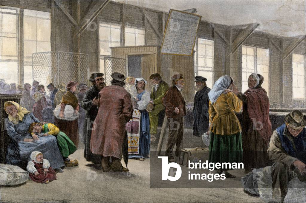 La sala d'attesa del centro immigrazione di Ellis Island, New York, fine del XIX secolo. Con le famiglie degli