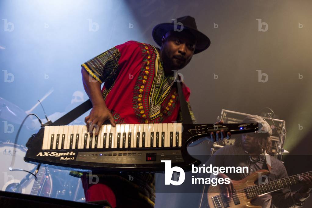 Musician playing a keytar (photo)
