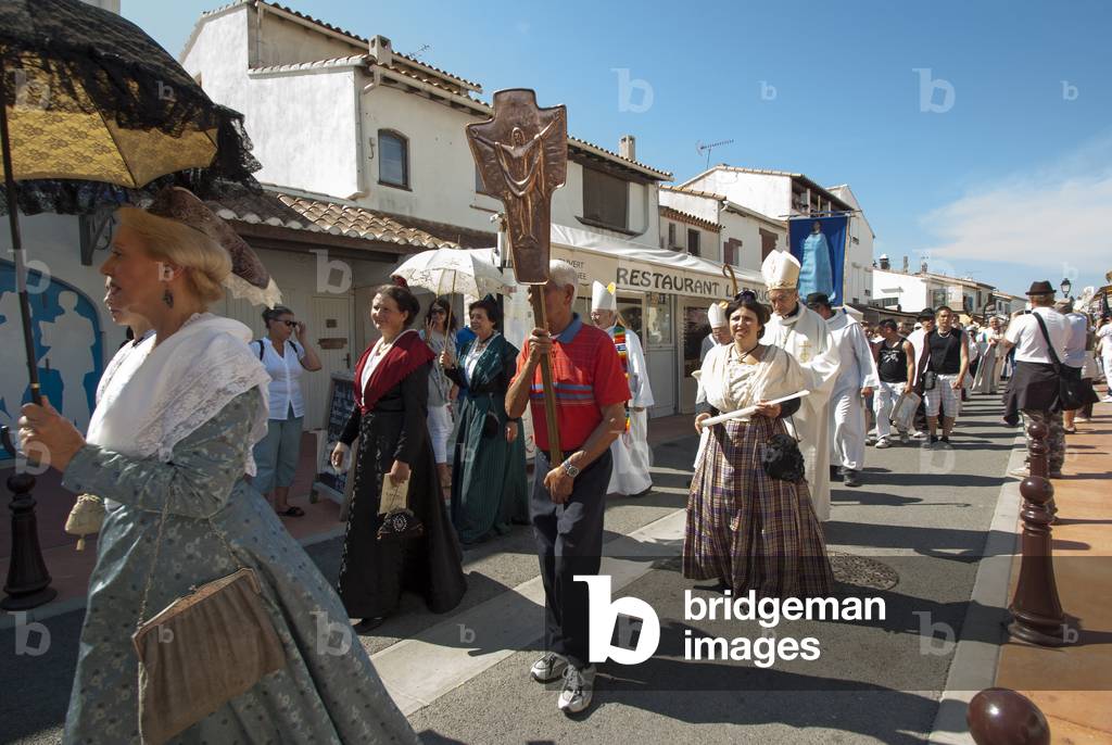 Procession during the Gypsy pilgrimage in Saintes-Maries-de-la-Mer, May 2012 (photo)