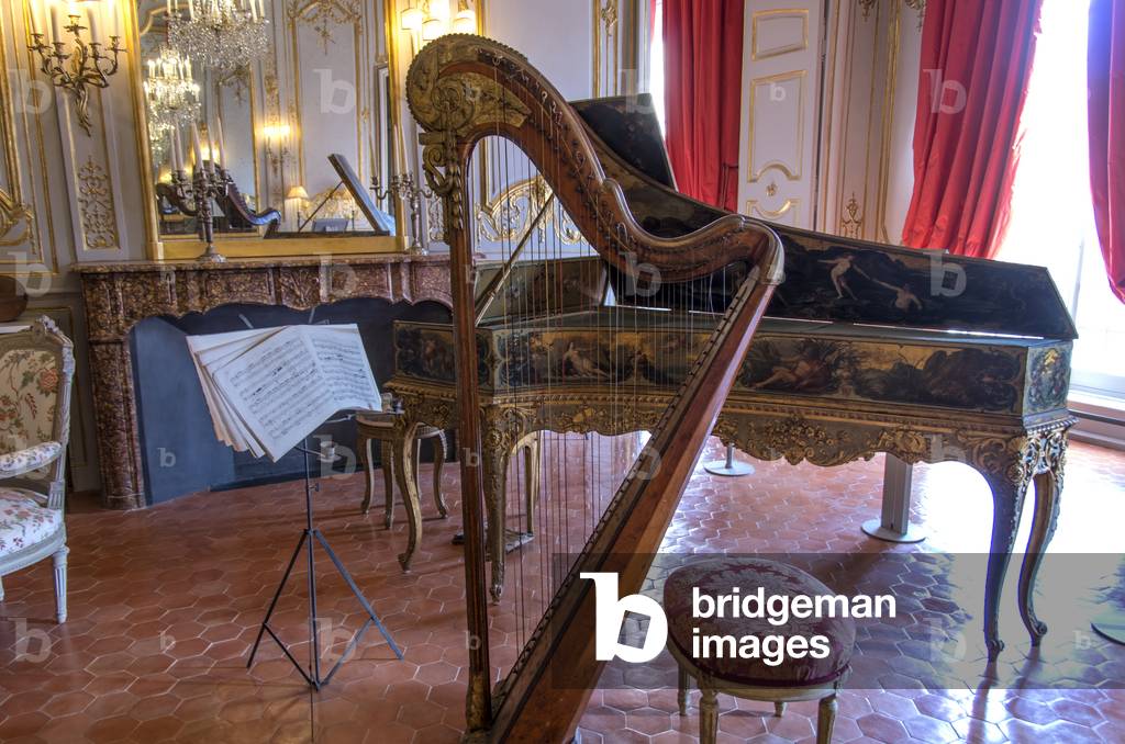 17th century music room with harp and harpsichord (photo)
