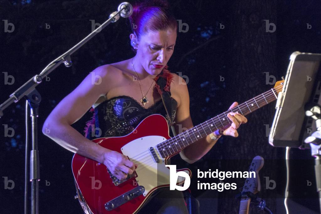 Female electric guitarist (photo)
