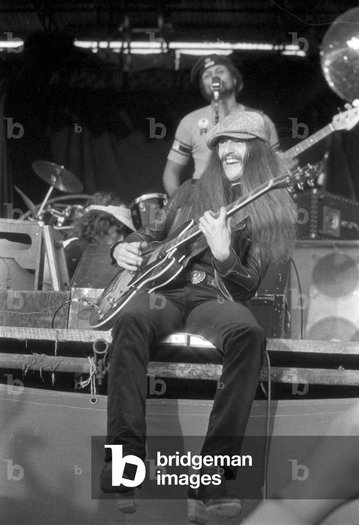Patrick Simmons performing