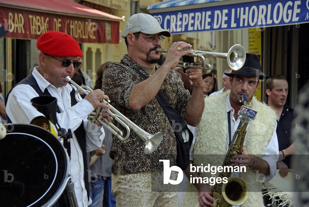 Street musicians performing in Bagnols-sur-Cèze,
