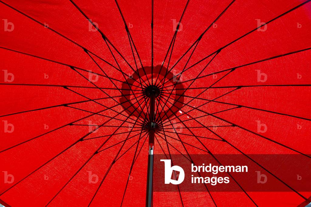 Underside view of bright red parasol (photo).