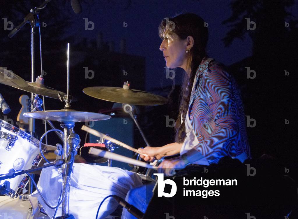 Female drummer (photo)