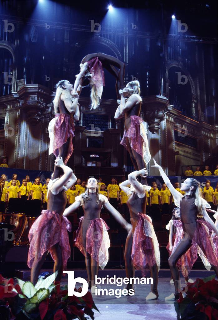 Children's choir & dancers