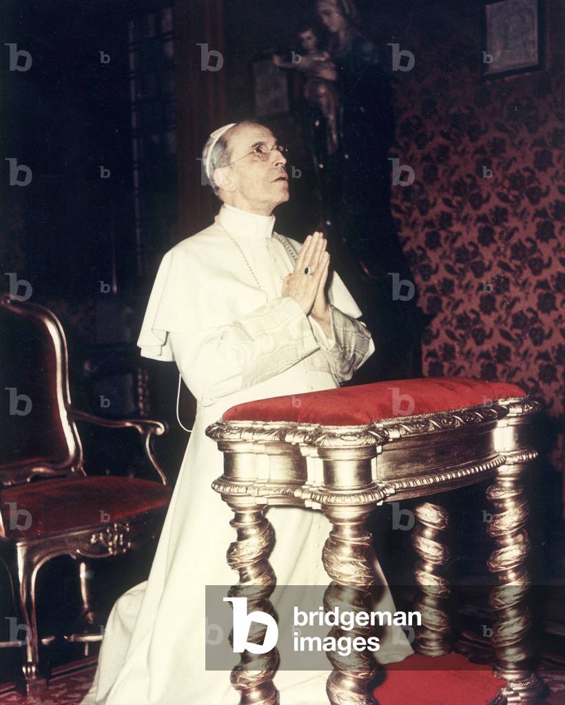 Pope Pius XII praying, 1940s (photo)