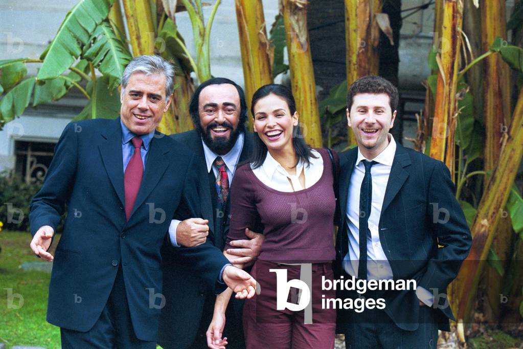 Teo Teocoli, Luciano Pavarotti, Ines Sastre and Fabio Fazio at the Sanremo Festival, 2000 (photo)