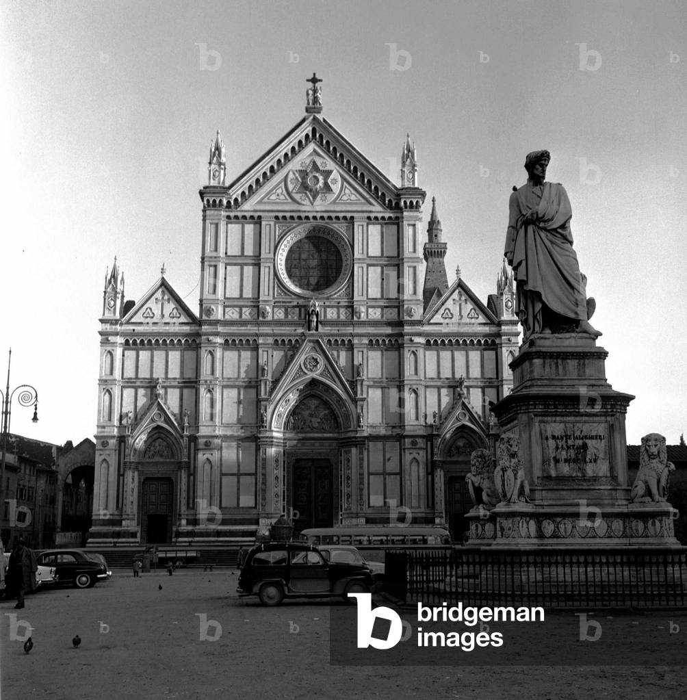 Florence 12/1959, vue de la place de Santa Maria Novella et du monument a Dante Alighieri. Facade realisee par l'architecte italien Leone (Leon) Battista Alberti (1404-1472) . 