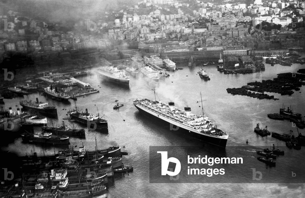 Genes, 1933. vue du transatlantique Rex quittant le port en direction de l'Amerique du Nord.