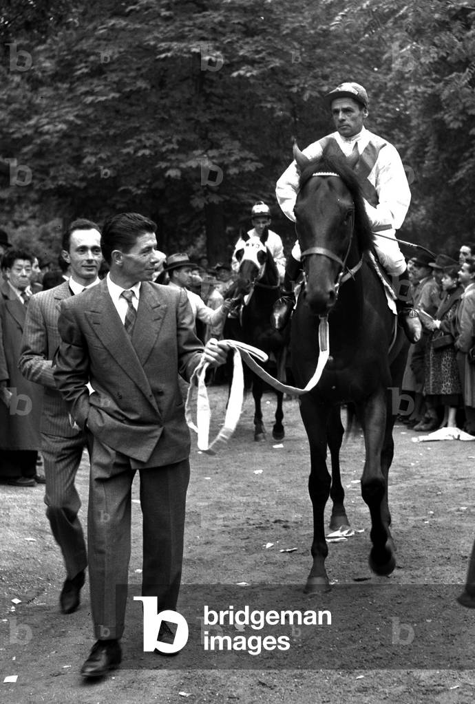 Le champion Ribot monté par le jockey Enrico Camici. © Farabola/ Leemage