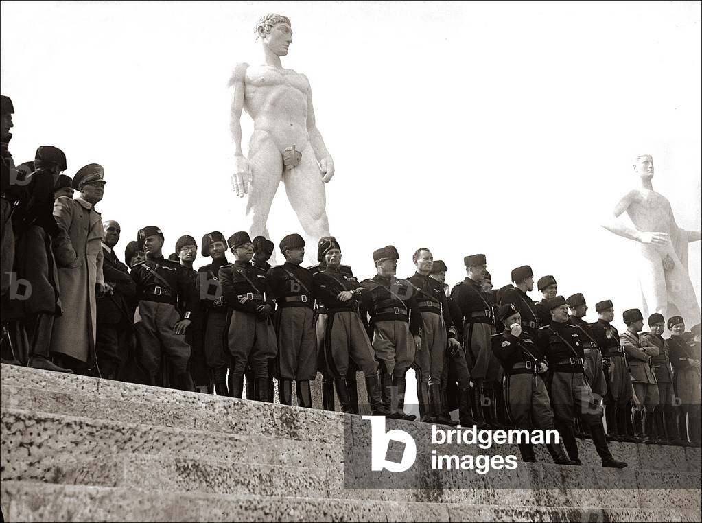 Renato RICCI (président de l'ONB(?) et sous-secrétaire à l'Education Nationale), en civil, visite le Stade des Marmi accompagné de 93 commandants de l'armee italienne, Rome, le 18/03/1935.