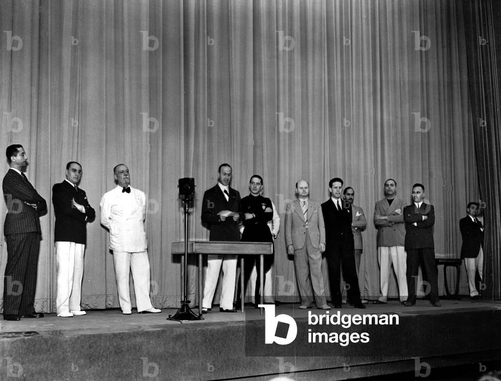 Venezia, 10 / 08 / 1937
Nella foto: inaugurazione del nuovo Palazzo del Festival del Cinema, parla S.E. Dino ALFIERI (1886-1966), presenti i delegati Croze, Giuseppe Volpi di Misurata (1877-1947), il prefetto di Venezia, Michele Pascolato (1907-1986), Lehnich, Maraini, Macciotta, Freddi e Paolucci - FARABOLAFOTO 738700 