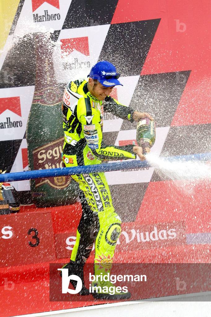 Valentino Rossi on the winning podium at the Spanish GP, Jerez, Spain, 2001 (photo)
