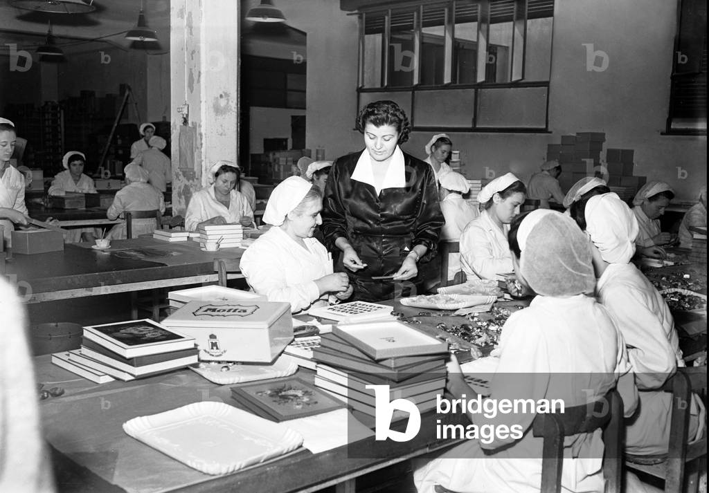 Motta confectionery and cake factory workers decorating boxes, Italy, 1950 (b/w photo)