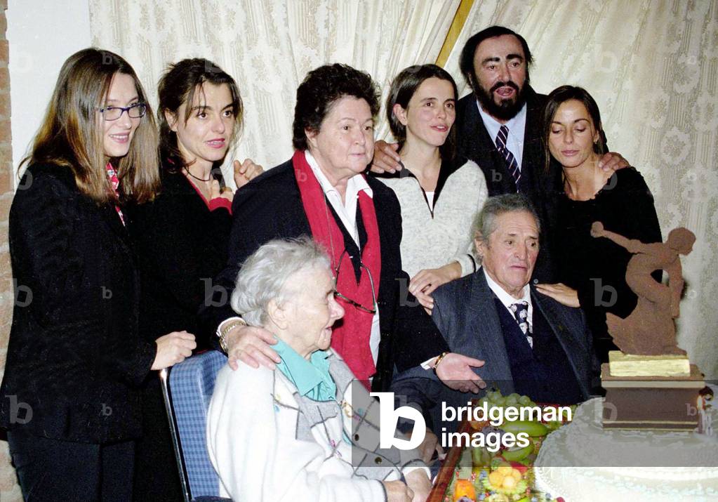 Luciano Pavarotti celebrates his parents' birthday with his three children and his partner Nicoletta Mantovani in the restaurant Europa 92, Modena, 2001 (photo)